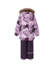 Bernumode | LENNE: Зимний комплект RIMONA 330 г +  150 г 101,75 € В изготовлении одежды Active учитываются преобладающие в Эстонии и Северных странах погодные условия, предъявляющие к изделиям особо высокие требования. Используются специально изготовленные высокотехнологичные ткани, предохраняющие ребенка от переохлаждения, практичные в эксплуатации и легкие в уходе. Основными целями развития продукции Lenne являются безопасность, удобство, простота в уходе, практичность.Ткань-Active – водонепроницаемая дышащая ткань. Изделия из серии Active: легки по весу, ветрозащитные и теплые, дышащие, водоотталкивающие, прочные и легки в уходе.Водостойкость: 5 000/10 000 ммВоздухопроводимость: 5 000/10 000 g/m2/24h
Зимний комплект для девочки.
Всепогодный комплект со светоотражающим принтом в верхней части подходит для ношения в зимний период.
Зимний комплект Lenne для девочек защищен от воды, ветра и дождя. Брюки с регулируемыми подтяжками согревают спину вашего ребенка даже во время активной игры. В дизайне изделия присутствуют светоотражающие детали, которые сделают вашего ребенка заметным даже в самую темную зиму. Надежный капюшон на кнопках отстегивается от изделия, если оно застревает.
Высокотехнологичная ткань Active+ имеет водонепроницаемую мембрану, которая предотвращает проникновение воды через изделие. При этом он обладает способностью испарять пот. ◆Водонепроницаемость: водяной столб 5 000/10 000 мм ◆Воздухопроницаемость: паропроницаемость 5 000/10 000 г/м²/24ч ◆Ветрозащита: воздухопроницаемость 0 л/м²с ◆Водо- и грязеотталкивание: покрытие DWR (Durable Water Repellent)
Утеплитель EXTRA WARM ⁑⁑ – лучший выбор для морозной погоды. Дышащая ткань не дает вашему ребенку потеть. Теплоудерживающая способность намного выше, чем у обычной ваты. Обеспечивает комфорт и свободу движений при температуре от -1 до -30°C. 
Манжет с подкладкой из мягкого меха. Эта уникальная деталь для верхней одежды защитит нежную кожу вашего малыша от трения о прочную и износостойкую ткань. Отдайте предпочтение этому незаменимому решению при выборе верхней одежды.
Петля для крепления отражателя.
