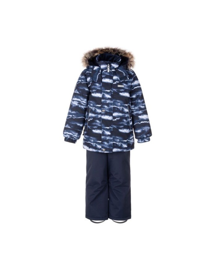 Bernumode | Lenne: Ziemas komplekts RONIN  330 g +  150 g 101,75 € Komplekts visiem laikapstākļiem ar atstarojošu rakstu augšpusir piemērots valkāšanai ziemas periodā 
Lenne ziemas komplekts ir ūdens, vēja un lietus necaurlaidīgs. Bikses ar regulējamām lencēm uztur jūsu bērna muguru siltu pat aktīvas rotaļas laikā. Produkta dizainā ir atstarojošas detaļas, kas padara jūsu bērnu redzamu pat vistumšākajā ziemā. Drošu kapuci uz pogām atpogā no izstrādājuma, ja tas iestrēgs 
 
ĪPAŠI SILTA ⁑⁑ izolācija ir vislabākā izvēle salam. Piedāvā valkātājiem komfortu un kustību brīvību -1..-30°C. 
Manšete ar mīkstu kažokādas oderi. Šī unikālā āra apģērba detaļa aizsargā jūsu bērnu maigo ādu no berzes pret stipru un izturīgu audumu. Izvēloties āra apģērbu, dodiet priekšroku šim neaizvietojamajam risinājumam. 
Cilpa atstarotāja piestiprināšanai.
