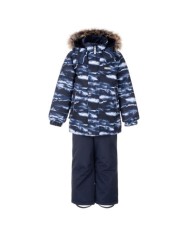 Bernumode | LENNE: Зимний комплект RONIN 330 г +  150 г 101,75 € В изготовлении одежды Active учитываются преобладающие в Эстонии и Северных странах погодные условия, предъявляющие к изделиям особо высокие требования. Используются специально изготовленные высокотехнологичные ткани, предохраняющие ребенка от переохлаждения, практичные в эксплуатации и легкие в уходе. Основными целями развития продукции Lenne являются безопасность, удобство, простота в уходе, практичность.Ткань-Active – водонепроницаемая дышащая ткань. Изделия из серии Active: легки по весу, ветрозащитные и теплые, дышащие, водоотталкивающие, прочные и легки в уходе.Водостойкость: 5 000/10 000 ммВоздухопроводимость: 5 000/10 000 g/m2/24h
Всепогодный комплект со светоотражающим принтом в верхней части подходит для ношения в зимний период.
Зимний комплект Lenne для мальчиков защищен от воды, ветра и дождя. Брюки с регулируемыми подтяжками согревают спину вашего ребенка даже во время активной игры. В дизайне изделия присутствуют светоотражающие детали, которые сделают вашего ребенка заметным даже в самую темную зиму. Надежный капюшон на кнопках отстегивается от изделия, если оно застревает.
Высокотехнологичная ткань Active+ имеет водонепроницаемую мембрану, которая предотвращает проникновение воды через изделие. При этом он обладает способностью испарять пот. ◆Водонепроницаемость: водяной столб 5 000/10 000 мм ◆Воздухопроницаемость: паропроницаемость 5 000/10 000 г/м²/24ч ◆Ветрозащита: воздухопроницаемость 0 л/м²с ◆Водо- и грязеотталкивание: покрытие DWR (Durable Water Repellent)
Утеплитель EXTRA WARM ⁑⁑ – лучший выбор для морозной погоды. Дышащая ткань не дает вашему ребенку потеть. Теплоудерживающая способность намного выше, чем у обычной ваты. Обеспечивает комфорт и свободу движений при температуре от -1 до -30°C. 
Манжет с подкладкой из мягкого меха. Эта уникальная деталь для верхней одежды защитит нежную кожу вашего малыша от трения о прочную и износостойкую ткань. Отдайте предпочтение этому незаменимому решению при выборе верхней одежды.
Петля для крепления отражателя.
