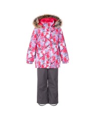 Bernumode | Lenne: Ziemas komplekts RIMONA  330 g +  150 g 87,87 € Ūdens izturība: 5 000/10 000 mmGaisa caurlaidība:  5 000/10 000 g/m2/24h
Meiteņu ziemas komplekts. 
Komplekts visiem laikapstākļiem ar atstarojošu rakstu augšpusē ir piemērots valkāšanai ziemas periodā 
Lenne meiteņu ziemas komplekts ir ūdens, vēja un lietus necaurlaidīgs. Bikses ar regulējamām lencēm uztur jūsu bērna muguru siltu pat aktīvas rotaļas laikā. Produkta dizainā ir atstarojošas detaļas, kas padara jūsu bērnu redzamu pat vistumšākajā ziemā. Drošu kapuci uz pogām atpogā no izstrādājuma, ja tas iestrēgst. 
ĪPAŠI SILTA ⁑⁑ izolācija ir vislabākā izvēle salam. Elpojošs audums pasargā jūsu bērnu no svīšanas.  Piedāvā valkātājiem komfortu un kustību brīvību -1..-30°C. 
Manšete ar mīkstu kažokādas oderi. Šī unikālā āra apģērba detaļa aizsargā jūsu bērnu maigo ādu no berzes pret stipru un izturīgu audumu. Izvēloties āra apģērbu, dodiet priekšroku šim neaizvietojamajam risinājumam. 
Cilpa atstarotāja piestiprināšanai.
