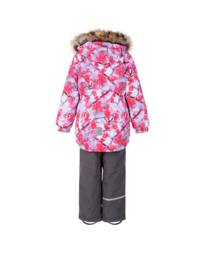 Bernumode | Lenne: Ziemas komplekts RIMONA  330 g +  150 g 87,87 € Ūdens izturība: 5 000/10 000 mmGaisa caurlaidība:  5 000/10 000 g/m2/24h
Meiteņu ziemas komplekts. 
Komplekts visiem laikapstākļiem ar atstarojošu rakstu augšpusē ir piemērots valkāšanai ziemas periodā 
Lenne meiteņu ziemas komplekts ir ūdens, vēja un lietus necaurlaidīgs. Bikses ar regulējamām lencēm uztur jūsu bērna muguru siltu pat aktīvas rotaļas laikā. Produkta dizainā ir atstarojošas detaļas, kas padara jūsu bērnu redzamu pat vistumšākajā ziemā. Drošu kapuci uz pogām atpogā no izstrādājuma, ja tas iestrēgst. 
ĪPAŠI SILTA ⁑⁑ izolācija ir vislabākā izvēle salam. Elpojošs audums pasargā jūsu bērnu no svīšanas.  Piedāvā valkātājiem komfortu un kustību brīvību -1..-30°C. 
Manšete ar mīkstu kažokādas oderi. Šī unikālā āra apģērba detaļa aizsargā jūsu bērnu maigo ādu no berzes pret stipru un izturīgu audumu. Izvēloties āra apģērbu, dodiet priekšroku šim neaizvietojamajam risinājumam. 
Cilpa atstarotāja piestiprināšanai.
