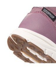 Bernumode | VIKING: HOVET MID WP-Ūdensizturīgas vieglas bērnu kurpes 42,15 € 
Kad beidzot sākas bērnudārzs, jūs vēlaties, lai jūsu pirmsskolas vecuma bērnambūtu apavi, kas atbilst viņu aktīvajām vajadzībām, vienlaikus labi izskatās. Hovet Mid WP ir mūsu stilīgā pilsētas reakcija, kas piedāvā bērniem neticami vieglus, ērtus un ūdensizturīgus apavus ar stabilu potītes atbalstu. Vecāki novērtēs arī to, ka papildus tam, ka apavi labi izskatas, tos var mazgāt veļasmašīnā. Galu galā dubļu peļķes gadās.

•Platums: Šaurs; •Zole/Vidzole-Gumija/EVA; •Augša: Tekstīls / Sintētika;  •Velcro; •Odere: Ūdensnecaurlaidīga odere; •Iekšzoles materiāls: EVA; •Zolīšu fiksācija:Noņemama; •Amortizējoša starpzole (EVA); •Ļauts mazgāt veļas mazgājamajā mašīnā, 30°C;  •Lightweight; •Ļauts mazgāt veļas mazgājamajā mašīnā, 30°C;  • Climate control insole Papildus purngala nostiprināšana;  • Ergonomiski piemērots augošām kājām
Izmēru tabula



Size
Size mm


20
122 mm


21
128 mm


22
135 mm


23
142 mm


24
149 mm


25
156 mm


26
163 mm


27
170 mm


28
177 mm


29
184 mm


30
191 mm


31
199 mm


32
207 mm


33
214 mm


34
221 mm


35
228 mm


