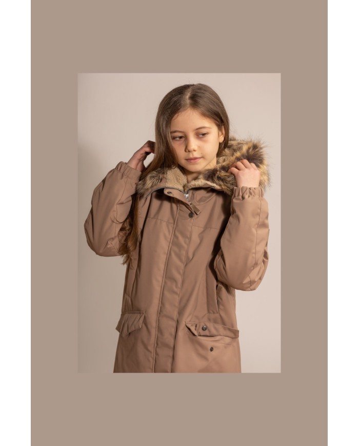 Bernumode | LENNE: Зимняя Куртка/Парка BETH 250 г 105,72 € 
Высокотехнологичная ткань Active + имеет водонепроницаемую мембрану, которая препятствует проникновению воды сквозь изделие. В то же время ткань обладает способностью испарять пот.
Водостойкость: 10000 ммВоздухопроводимость: 10000 г/ м²/24 ч
Водо- и грязеотталкивающая способность: обработка DWR (Durable Water Repellent)
Материал верха: 100% полиамид+PU, Ткань-Active plus. Ткань Cordura (сверхпрочная и износостойкая).
Материал подкладки: 100% полиэстер.
Утеплитель: Isosoft (250 гр).

Зимняя парка для девочек Le-CompanyТёплая и красивая зимняя парка, изготовленная из погодоустойчивой ткани ActivePlus.Простой дизайн однотонной зимней парки делает особенным стильный капюшон с меховой отделкой и складной удлинённый воротник. Парка выполнена из высоководонепроницаемой и дышащей ткани ActivePlus, которая обеспечивает максимальный комфорт при любых условиях. Водоотталкивающая поверхность ткани защищает от ветра, дождя и снега, не деформируется и хорошо выдерживает регулярные стирки, сохраняя свои первоначальные свойства. На передней части парки расположены две глубокие боковые карманы и два верхних диагональных кармана на молниях. Рукава регулируются с помощью кнопок.
Высокотехнологичная ткань Active+ обеспечивает максимальную защиту даже при самых переменчивых погодных условиях — её мембрана водонепроницаема, но при этом дышит, позволяя влаге выходить наружу. С водонепроницаемостью 10 000 мм, воздухопроницаемостью 10 000 г/м²/24 ч, ветрозащитными свойствами и водоотталкивающей поверхностью с DWR-покрытием она сохраняет тепло и сухость в любой ситуации. Водоотталкивающее покрытие не содержит PFC.ОСОБО ТЁПЛАЯ – идеально подходит для экстремального холода, до –30 °C. Сохраняет тепло, при этом дышащие материалы помогают предотвратить перегрев. Наполнитель изготовлен из переработанных материалов.Петля для крепления светоотражателя.
