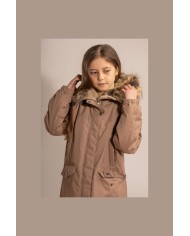 Bernumode | Lenne: Jacket/Parka BETH 250 g €105.72 Water column: 10 000 mm
Breathable: 10 000 g/m²/24h
Water and soil reprellency: DWR coating (Durable Water Repellent)
Le-Company girls’ winter parka
Warm and beautiful winter parka made of weatherproof ActivePlus fabric.
Solid-colour winter parka’s simple design is made special by cool fur-trimmed hood and foldable elongated collar. Parka is made of highly waterproof and breathable ActivePlus fabric, which ensures maximum comfort at all times. The waterproof surface of the fabric protects from wind, rain and snow, does not become deformed and handles regular washing, maintaining its initial qualities. The front of the parka features two deeper sidepockets and two upper diagonal pockets with zippers. Sleeves are adjustable by snap-fasteners.
The high-tech Active+ fabric provides maximum protection even in the most changeable weather – its membrane is waterproof yet breathable, allowing moisture to escape from the body. With a waterproof rating of 10,000 mm, breathability of 10,000 g/m²/24 h, windproof performance, and a DWR-treated water-repellent surface, it keeps the wearer warm and dry in any situation. PFC-free water-repellent finish.
EXTRA WARM – perfect for extreme cold, down to –30 °C. Keeps warm while breathable materials help prevent overheating. The padding is made from recycled materials.
Loop for attaching the reflector.



