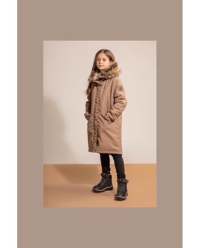 Bernumode | Lenne: Ziemas Jaka/Parka BETH 250 g 105,72 € Le-Company meiteņu ziemas parkaSilta un skaista ziemas parka, kas izgatavota no laikapstākļu izturīgā ActivePlus auduma.Vienkrāsainās ziemas parkas vienkāršo dizainu īpašu padara stilīgā kapuce ar kažokādas apdari un nolokāms, pagarināts apkakles dizains. Parka ir izgatavota no ļoti ūdensizturīga un elpojoša ActivePlus auduma, kas nodrošina maksimālu komfortu jebkuros apstākļos. Auduma ūdensnecaurlaidīgā virsma aizsargā no vēja, lietus un sniega, nezaudē formu un labi iztur regulāru mazgāšanu, saglabājot sākotnējās īpašības. Parkas priekšpusē ir divas dziļākas sānu kabatas un divas augšējās diagonālās kabatas ar rāvējslēdzējiem. Piedurknes ir regulējamas ar spiedpogām.
Augsto tehnoloģiju Active+ audums nodrošina maksimālu aizsardzību pat vismainīgākajos laikapstākļos – tā membrāna ir ūdensizturīga, bet elpojoša, ļaujot mitrumam izgarot no ķermeņa. Ar ūdensizturības līmeni 10 000 mm, elpojamību 10 000 g/m²/24 h, vēja necaurlaidību un DWR pārklājumu, kas atgrūž ūdeni, tā saglabā siltumu un sausumu jebkurā situācijā. PFC nesaturošs ūdeni atgrūdošs pārklājums.ĪPAŠI SILTA – piemērota ļoti aukstam laikam, līdz –30 °C. Saglabā siltumu, vienlaikus elpojoši materiāli palīdz novērst pārkaršanu. Pildījums ir izgatavots no pārstrādātiem materiāliem.Cilpiņa atstarotāja piestiprināšanai.
