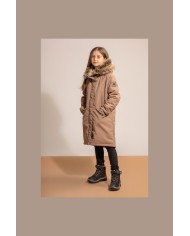 Bernumode | LENNE: Зимняя Куртка/Парка BETH 250 г 105,72 € 
Высокотехнологичная ткань Active + имеет водонепроницаемую мембрану, которая препятствует проникновению воды сквозь изделие. В то же время ткань обладает способностью испарять пот.
Водостойкость: 10000 ммВоздухопроводимость: 10000 г/ м²/24 ч
Водо- и грязеотталкивающая способность: обработка DWR (Durable Water Repellent)
Материал верха: 100% полиамид+PU, Ткань-Active plus. Ткань Cordura (сверхпрочная и износостойкая).
Материал подкладки: 100% полиэстер.
Утеплитель: Isosoft (250 гр).

Зимняя парка для девочек Le-CompanyТёплая и красивая зимняя парка, изготовленная из погодоустойчивой ткани ActivePlus.Простой дизайн однотонной зимней парки делает особенным стильный капюшон с меховой отделкой и складной удлинённый воротник. Парка выполнена из высоководонепроницаемой и дышащей ткани ActivePlus, которая обеспечивает максимальный комфорт при любых условиях. Водоотталкивающая поверхность ткани защищает от ветра, дождя и снега, не деформируется и хорошо выдерживает регулярные стирки, сохраняя свои первоначальные свойства. На передней части парки расположены две глубокие боковые карманы и два верхних диагональных кармана на молниях. Рукава регулируются с помощью кнопок.
Высокотехнологичная ткань Active+ обеспечивает максимальную защиту даже при самых переменчивых погодных условиях — её мембрана водонепроницаема, но при этом дышит, позволяя влаге выходить наружу. С водонепроницаемостью 10 000 мм, воздухопроницаемостью 10 000 г/м²/24 ч, ветрозащитными свойствами и водоотталкивающей поверхностью с DWR-покрытием она сохраняет тепло и сухость в любой ситуации. Водоотталкивающее покрытие не содержит PFC.ОСОБО ТЁПЛАЯ – идеально подходит для экстремального холода, до –30 °C. Сохраняет тепло, при этом дышащие материалы помогают предотвратить перегрев. Наполнитель изготовлен из переработанных материалов.Петля для крепления светоотражателя.
