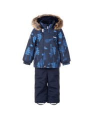 Bernumode | LENNE: Зимний комплект Forest 330 г +  150 г 83,90 € Зимний комплект для мальчиков
Тёплый и надёжно защищающий от непогоды зимний комплект с веселым узором — идеальный выбор для маленьких непосед!
Уютная куртка с ярким рисунком в сочетании с классическими однотонными зимними брюками создаёт красивый и практичный комплект для прогулок. У куртки есть два удобных боковых кармана — для салфеток или найденных по дороге маленьких сокровищ. Брюки с регулируемыми лямками легко подстраиваются под рост ребёнка, а завышенная талия надёжно согревает спину даже во время подвижных игр.
Светоотражающие элементы делают ребёнка хорошо заметным в тёмное зимнее время. Капюшон на кнопках безопасен — он легко отстёгивается, если за что-то зацепится. Регулируемые и съёмные штрипки помогают манжетам брюк оставаться поверх обуви. А милый принт неизменно поднимает настроение!
Высокотехнологичная ткань Active+ обеспечивает максимальную защиту в меняющуюся погоду — водонепроницаемая и дышащая мембрана выводит влагу наружу, защищая от ветра, снега и дождя. Водостойкость 10 000 мм, воздухопроницаемость 10 000 г/м²/24 ч, ветрозащитные свойства и водоотталкивающая DWR-пропитка обеспечивают тепло и комфорт в любых условиях. PFC-free покрытие.
EXTRA WARM — отлично подходит для особо холодных дней, до –30 °C.Тёплый, но дышащий утеплитель предотвращает перегрев и изготовлен из переработанных материалов.
Мягкий мех в воротнике, капюшоне и на краях рукавов бережно защищает нежную кожу от трения и делает комплект ещё более комфортным.


