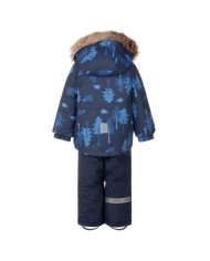 Bernumode | Lenne: Baby set Forest 330 g +  150 g €83.90 Boys’ Winter Set
A warm and weatherproof winter set with a cheerful pattern for younger children!
A warm jacket with an eye-catching pattern, paired with classic solid-colored winter trousers, makes a beautiful and practical winter outdoor set. The jacket has two side pockets, perfect for stashing a pack of tissues or all the special pebbles found along the way. Trousers with adjustable suspenders allow the set to be adjusted to the child’s height. The trousers’ higher waistline keeps the child’s back warm even during active play. The design incorporates reflective details, which make the child visible even in the dark winter. The snap-fastened hood is safe because it detaches from the garment if it gets caught. Adjustable and removable foot loops keep the leg cuffs securely over their footwear. A cute pattern makes children happy!
The high-tech Active+ fabric provides maximum protection even in the most changeable weather – its membrane is waterproof yet breathable, allowing moisture to escape from the body. With a waterproof rating of 10,000 mm, breathability of 10,000 g/m²/24 h, windproof performance, and a DWR-treated water-repellent surface, it keeps the wearer warm and dry in any situation. PFC-free water-repellent finish.
EXTRA WARM – perfect for extreme cold, down to –30 °C. Keeps warm while breathable materials help prevent overheating. The padding is made from recycled materials.
Soft fur in the collar, hood and sleeve ends protects the delicate skin from rubbing, making the product extra comfortable.

