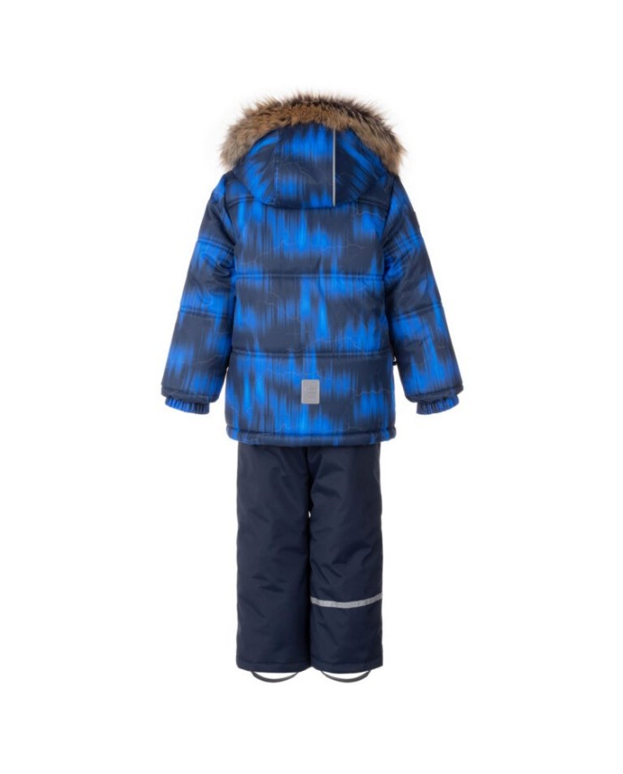 Bernumode | LENNE: Зимний комплект CITY 330 г +  150 г 99,11 € В изготовлении одежды Active учитываются преобладающие в Эстонии и Северных странах погодные условия, предъявляющие к изделиям особо высокие требования. Используются специально изготовленные высокотехнологичные ткани, предохраняющие ребенка от переохлаждения, практичные в эксплуатации и легкие в уходе. Основными целями развития продукции Lenne являются безопасность, удобство, простота в уходе, практичность.Ткань-Active – водонепроницаемая дышащая ткань. Изделия из серии Active: легки по весу, ветрозащитные и теплые, дышащие, водоотталкивающие, прочные и легки в уходе.Водостойкость: 10 000/10 000 ммВоздухопроводимость: 10 000/10 000 g/m2/24h
Всепогодный комплект со светоотражающим принтом в верхней части подходит для ношения в зимний период.
Зимний комплект Lenne для мальчиков защищен от воды, ветра и дождя. Брюки с регулируемыми подтяжками согревают спину вашего ребенка даже во время активной игры. В дизайне изделия присутствуют светоотражающие детали, которые сделают вашего ребенка заметным даже в самую темную зиму. Надежный капюшон на кнопках отстегивается от изделия, если оно застревает.
Высокотехнологичная ткань Active+ имеет водонепроницаемую мембрану, которая предотвращает проникновение воды через изделие. При этом он обладает способностью испарять пот. ◆Водонепроницаемость: водяной столб 10 000/10 000 мм ◆Воздухопроницаемость: паропроницаемость 5 000/10 000 г/м²/24ч ◆Ветрозащита: воздухопроницаемость 0 л/м²с ◆Водо- и грязеотталкивание: покрытие DWR (Durable Water Repellent)
Утеплитель EXTRA WARM ⁑⁑ – лучший выбор для морозной погоды. Дышащая ткань не дает вашему ребенку потеть. Теплоудерживающая способность намного выше, чем у обычной ваты. Обеспечивает комфорт и свободу движений при температуре от -1 до -30°C. 
Манжет с подкладкой из мягкого меха. Эта уникальная деталь для верхней одежды защитит нежную кожу вашего малыша от трения о прочную и износостойкую ткань. Отдайте предпочтение этому незаменимому решению при выборе верхней одежды.
Петля для крепления отражателя.
