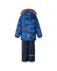 Bernumode | LENNE: Зимний комплект CITY 330 г +  150 г 99,11 € В изготовлении одежды Active учитываются преобладающие в Эстонии и Северных странах погодные условия, предъявляющие к изделиям особо высокие требования. Используются специально изготовленные высокотехнологичные ткани, предохраняющие ребенка от переохлаждения, практичные в эксплуатации и легкие в уходе. Основными целями развития продукции Lenne являются безопасность, удобство, простота в уходе, практичность.Ткань-Active – водонепроницаемая дышащая ткань. Изделия из серии Active: легки по весу, ветрозащитные и теплые, дышащие, водоотталкивающие, прочные и легки в уходе.Водостойкость: 10 000/10 000 ммВоздухопроводимость: 10 000/10 000 g/m2/24h
Всепогодный комплект со светоотражающим принтом в верхней части подходит для ношения в зимний период.
Зимний комплект Lenne для мальчиков защищен от воды, ветра и дождя. Брюки с регулируемыми подтяжками согревают спину вашего ребенка даже во время активной игры. В дизайне изделия присутствуют светоотражающие детали, которые сделают вашего ребенка заметным даже в самую темную зиму. Надежный капюшон на кнопках отстегивается от изделия, если оно застревает.
Высокотехнологичная ткань Active+ имеет водонепроницаемую мембрану, которая предотвращает проникновение воды через изделие. При этом он обладает способностью испарять пот. ◆Водонепроницаемость: водяной столб 10 000/10 000 мм ◆Воздухопроницаемость: паропроницаемость 5 000/10 000 г/м²/24ч ◆Ветрозащита: воздухопроницаемость 0 л/м²с ◆Водо- и грязеотталкивание: покрытие DWR (Durable Water Repellent)
Утеплитель EXTRA WARM ⁑⁑ – лучший выбор для морозной погоды. Дышащая ткань не дает вашему ребенку потеть. Теплоудерживающая способность намного выше, чем у обычной ваты. Обеспечивает комфорт и свободу движений при температуре от -1 до -30°C. 
Манжет с подкладкой из мягкого меха. Эта уникальная деталь для верхней одежды защитит нежную кожу вашего малыша от трения о прочную и износостойкую ткань. Отдайте предпочтение этому незаменимому решению при выборе верхней одежды.
Петля для крепления отражателя.
