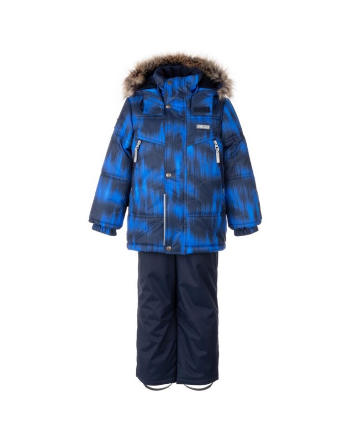 Bernumode | LENNE: Зимний комплект CITY 330 г +  150 г 99,11 € В изготовлении одежды Active учитываются преобладающие в Эстонии и Северных странах погодные условия, предъявляющие к изделиям особо высокие требования. Используются специально изготовленные высокотехнологичные ткани, предохраняющие ребенка от переохлаждения, практичные в эксплуатации и легкие в уходе. Основными целями развития продукции Lenne являются безопасность, удобство, простота в уходе, практичность.Ткань-Active – водонепроницаемая дышащая ткань. Изделия из серии Active: легки по весу, ветрозащитные и теплые, дышащие, водоотталкивающие, прочные и легки в уходе.Водостойкость: 10 000/10 000 ммВоздухопроводимость: 10 000/10 000 g/m2/24h
Всепогодный комплект со светоотражающим принтом в верхней части подходит для ношения в зимний период.
Зимний комплект Lenne для мальчиков защищен от воды, ветра и дождя. Брюки с регулируемыми подтяжками согревают спину вашего ребенка даже во время активной игры. В дизайне изделия присутствуют светоотражающие детали, которые сделают вашего ребенка заметным даже в самую темную зиму. Надежный капюшон на кнопках отстегивается от изделия, если оно застревает.
Высокотехнологичная ткань Active+ имеет водонепроницаемую мембрану, которая предотвращает проникновение воды через изделие. При этом он обладает способностью испарять пот. ◆Водонепроницаемость: водяной столб 10 000/10 000 мм ◆Воздухопроницаемость: паропроницаемость 5 000/10 000 г/м²/24ч ◆Ветрозащита: воздухопроницаемость 0 л/м²с ◆Водо- и грязеотталкивание: покрытие DWR (Durable Water Repellent)
Утеплитель EXTRA WARM ⁑⁑ – лучший выбор для морозной погоды. Дышащая ткань не дает вашему ребенку потеть. Теплоудерживающая способность намного выше, чем у обычной ваты. Обеспечивает комфорт и свободу движений при температуре от -1 до -30°C. 
Манжет с подкладкой из мягкого меха. Эта уникальная деталь для верхней одежды защитит нежную кожу вашего малыша от трения о прочную и износостойкую ткань. Отдайте предпочтение этому незаменимому решению при выборе верхней одежды.
Петля для крепления отражателя.
