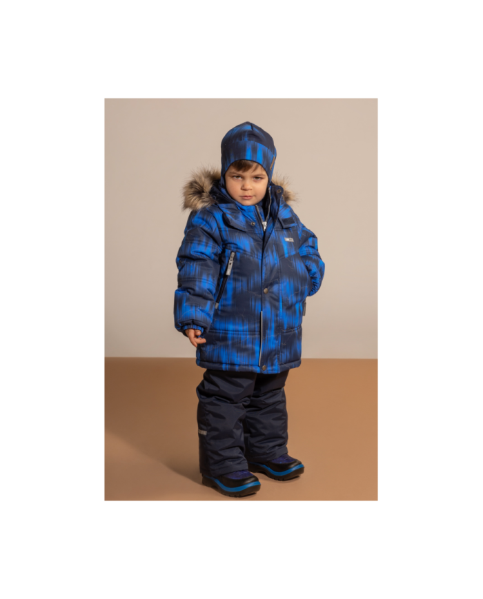 Bernumode | Lenne: Ziemas komplekts CITY  330 g +  150 g 99,11 € Komplekts visiem laikapstākļiem ar atstarojošu rakstu augšpusir piemērots valkāšanai ziemas periodā 
Lenne ziemas komplekts ir ūdens, vēja un lietus necaurlaidīgs. Bikses ar regulējamām lencēm uztur jūsu bērna muguru siltu pat aktīvas rotaļas laikā. Produkta dizainā ir atstarojošas detaļas, kas padara jūsu bērnu redzamu pat vistumšākajā ziemā. Drošu kapuci uz pogām atpogā no izstrādājuma, ja tas iestrēgs 
 
ĪPAŠI SILTA ⁑⁑ izolācija ir vislabākā izvēle salam. Piedāvā valkātājiem komfortu un kustību brīvību -1..-30°C. 
Manšete ar mīkstu kažokādas oderi. Šī unikālā āra apģērba detaļa aizsargā jūsu bērnu maigo ādu no berzes pret stipru un izturīgu audumu. Izvēloties āra apģērbu, dodiet priekšroku šim neaizvietojamajam risinājumam. 
Cilpa atstarotāja piestiprināšanai.
