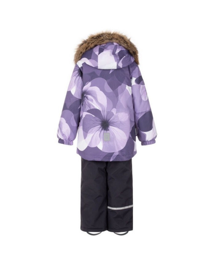 Bernumode | Lenne: Ziemas komplekts SHAYN  330 g +  150 g 108,11 € Stilīgs un laikapstākļiem izturīgs ziemas komplekts!❄️
Silta jaka ar košu, uzmanību piesaistošu rakstu kopā ar klasiskām vienkrāsainām ziemas biksēm veido stilīgu un praktisku ziemas āra komplektu. Komplekti izgatavoti no ActivePlus auduma — izturīga, vēja un ūdensnecaurlaidīga materiāla. Siltā odere ļauj bez raizēm sēdēt sniega kupenās vai stundām ilgi pavadīt laiku slēpošanas un ragaviņu trasēs. Regulējamās pusbikses uztur bērna muguru siltumā pat aktīvu rotaļu laikā. Komplektā iestrādāti atstarojoši elementi, kas nodrošina bērna redzamību pat tumšās ziemas dienās. Kapuce ar spiedpogām ir droša — tā atvienojas, ja kaut kur aizķeras.
Augstas tehnoloģijas Active+ audums nodrošina maksimālu aizsardzību pat vismainīgākajos laikapstākļos — tā membrāna ir ūdensnecaurlaidīga, bet elpojoša, ļaujot mitrumam izkļūt ārā. Ūdens necaurlaidības līmenis 10 000 mm, elpojamība 10 000 g/m²/24 h, vēja necaurlaidība un DWR apstrādes ūdeni atgrūdoša virsma uztur siltumu un sausumu jebkuros apstākļos. Ūdensatgrūdošais pārklājums nesatur PFC.
ĪPAŠI SILTS — piemērots ekstremālam salam, līdz –30 °C. Saglabā siltumu, bet elpojošie materiāli palīdz novērst pārkaršanu. Pildījums izgatavots no pārstrādātiem materiāliem.
Cilpa atstarotāja piestiprināšanai.
Mīksta kažokāda apkaklē, kapucē un piedurkņu galos pasargā jutīgo ādu no berzes, padarot izstrādājumu īpaši ērtu.
