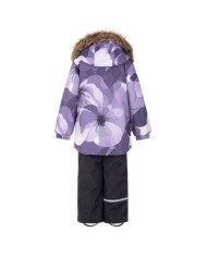 Bernumode | Lenne: Ziemas komplekts SHAYN  330 g +  150 g 108,11 € Stilīgs un laikapstākļiem izturīgs ziemas komplekts!❄️
Silta jaka ar košu, uzmanību piesaistošu rakstu kopā ar klasiskām vienkrāsainām ziemas biksēm veido stilīgu un praktisku ziemas āra komplektu. Komplekti izgatavoti no ActivePlus auduma — izturīga, vēja un ūdensnecaurlaidīga materiāla. Siltā odere ļauj bez raizēm sēdēt sniega kupenās vai stundām ilgi pavadīt laiku slēpošanas un ragaviņu trasēs. Regulējamās pusbikses uztur bērna muguru siltumā pat aktīvu rotaļu laikā. Komplektā iestrādāti atstarojoši elementi, kas nodrošina bērna redzamību pat tumšās ziemas dienās. Kapuce ar spiedpogām ir droša — tā atvienojas, ja kaut kur aizķeras.
Augstas tehnoloģijas Active+ audums nodrošina maksimālu aizsardzību pat vismainīgākajos laikapstākļos — tā membrāna ir ūdensnecaurlaidīga, bet elpojoša, ļaujot mitrumam izkļūt ārā. Ūdens necaurlaidības līmenis 10 000 mm, elpojamība 10 000 g/m²/24 h, vēja necaurlaidība un DWR apstrādes ūdeni atgrūdoša virsma uztur siltumu un sausumu jebkuros apstākļos. Ūdensatgrūdošais pārklājums nesatur PFC.
ĪPAŠI SILTS — piemērots ekstremālam salam, līdz –30 °C. Saglabā siltumu, bet elpojošie materiāli palīdz novērst pārkaršanu. Pildījums izgatavots no pārstrādātiem materiāliem.
Cilpa atstarotāja piestiprināšanai.
Mīksta kažokāda apkaklē, kapucē un piedurkņu galos pasargā jutīgo ādu no berzes, padarot izstrādājumu īpaši ērtu.
