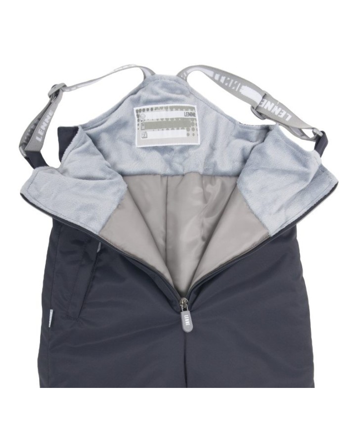 Bernumode | LENNE: Зимний полукомбинезон JACK 150г 51,98 € В изготовлении одежды Active учитываются преобладающие в Эстонии и Северных странах погодные условия, предъявляющие к изделиям особо высокие требования. Используются специально изготовленные высокотехнологичные ткани, предохраняющие ребенка от переохлаждения, практичные в эксплуатации и легкие в уходе. Основными целями развития продукции Lenne являются безопасность, удобство, простота в уходе, практичность.Ткань-Active – водонепроницаемая дышащая ткань. Изделия из серии Active: легки по весу, ветрозащитные и теплые, дышащие, водоотталкивающие, прочные и легки в уходе.Водостойкость: 10000 ммВоздухопроводимость: 10000 г/ м²/24 ч
Водо- и грязеотталкивающая способность: обработка DWR (Durable Water Repellent)
Материал верха: 100% полиамид+PU, Ткань-Active plus. Ткань Cordura (сверхпрочная и износостойкая).
Материал подкладки: 100% полиэстер.
Утеплитель: Isosoft (150 гр).
Зимние штанишки. Штрипка из прочной резины, которая крепится пуговицами с 2-х сторон. Бретели по длине регулируются под рост ребёнка. Светоотражающие элементы. В таком изделии Ваш ребенок будет выглядеть великолепно, почувствует комфорт и тепло в прохладное зимнее время.