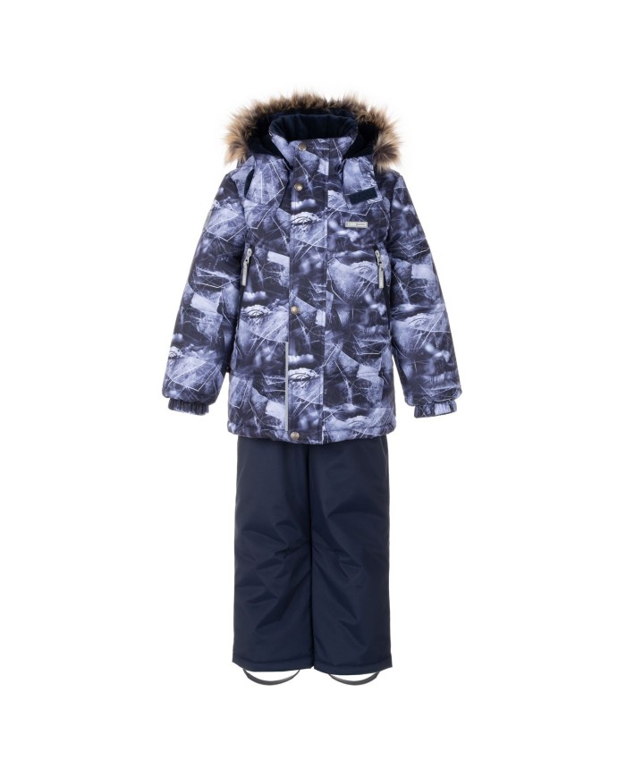 Bernumode | LENNE: Зимний комплект CITY 330 г +  150 г 101,75 € В изготовлении одежды Active учитываются преобладающие в Эстонии и Северных странах погодные условия, предъявляющие к изделиям особо высокие требования. Используются специально изготовленные высокотехнологичные ткани, предохраняющие ребенка от переохлаждения, практичные в эксплуатации и легкие в уходе. Основными целями развития продукции Lenne являются безопасность, удобство, простота в уходе, практичность.Ткань-Active – водонепроницаемая дышащая ткань. Изделия из серии Active: легки по весу, ветрозащитные и теплые, дышащие, водоотталкивающие, прочные и легки в уходе.Водостойкость: 5 000/10 000 ммВоздухопроводимость: 5 000/10 000 g/m2/24h
Всепогодный комплект со светоотражающим принтом в верхней части подходит для ношения в зимний период.
Зимний комплект Lenne для мальчиков защищен от воды, ветра и дождя. Брюки с регулируемыми подтяжками согревают спину вашего ребенка даже во время активной игры. В дизайне изделия присутствуют светоотражающие детали, которые сделают вашего ребенка заметным даже в самую темную зиму. Надежный капюшон на кнопках отстегивается от изделия, если оно застревает.
Высокотехнологичная ткань Active+ имеет водонепроницаемую мембрану, которая предотвращает проникновение воды через изделие. При этом он обладает способностью испарять пот. ◆Водонепроницаемость: водяной столб 5 000/10 000 мм ◆Воздухопроницаемость: паропроницаемость 5 000/10 000 г/м²/24ч ◆Ветрозащита: воздухопроницаемость 0 л/м²с ◆Водо- и грязеотталкивание: покрытие DWR (Durable Water Repellent)
Утеплитель EXTRA WARM ⁑⁑ – лучший выбор для морозной погоды. Дышащая ткань не дает вашему ребенку потеть. Теплоудерживающая способность намного выше, чем у обычной ваты. Обеспечивает комфорт и свободу движений при температуре от -1 до -30°C. 
Манжет с подкладкой из мягкого меха. Эта уникальная деталь для верхней одежды защитит нежную кожу вашего малыша от трения о прочную и износостойкую ткань. Отдайте предпочтение этому незаменимому решению при выборе верхней одежды.
Петля для крепления отражателя.
