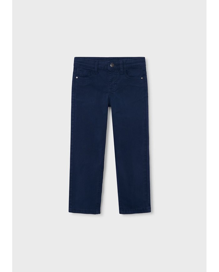 Bernumode | Mayoral: Базовые брюки из твила для мальчика 19,42 € Эти стильные брюки для мальчика выполнены из 98% хлопка и 2% эластана, что делает их комфортными и эластичными для активных детей. Брюки с классической посадкой, с карманами спереди и сзади, идеально подходят для повседневного ношения. Кнопка на поясе и качественная отделка придают им элегантный вид. Универсальный темно-синий цвет позволяет легко сочетать их с различной одеждой, а состав ткани гарантирует долговечность и комфорт.