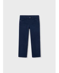 Bernumode | Mayoral: Базовые брюки из твила для мальчика 19,42 € Эти стильные брюки для мальчика выполнены из 98% хлопка и 2% эластана, что делает их комфортными и эластичными для активных детей. Брюки с классической посадкой, с карманами спереди и сзади, идеально подходят для повседневного ношения. Кнопка на поясе и качественная отделка придают им элегантный вид. Универсальный темно-синий цвет позволяет легко сочетать их с различной одеждой, а состав ткани гарантирует долговечность и комфорт.