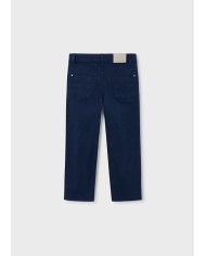 Bernumode | Mayoral: Базовые брюки из твила для мальчика 19,42 € Эти стильные брюки для мальчика выполнены из 98% хлопка и 2% эластана, что делает их комфортными и эластичными для активных детей. Брюки с классической посадкой, с карманами спереди и сзади, идеально подходят для повседневного ношения. Кнопка на поясе и качественная отделка придают им элегантный вид. Универсальный темно-синий цвет позволяет легко сочетать их с различной одеждой, а состав ткани гарантирует долговечность и комфорт.