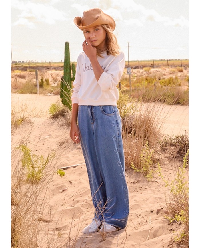 Bernumode | Mayoral: Wide jeans for girls €30.17 Flared-style trousers for girls, wide at the hem. Adjustable elastic waistband with buttons on the inside for a better fit. Comfortable and versatile denim fabric, ideal for everyday outfits. Functional front pockets. Functional back pockets.
