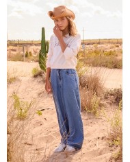 Bernumode | Mayoral: Wide jeans for girls €30.17 Flared-style trousers for girls, wide at the hem. Adjustable elastic waistband with buttons on the inside for a better fit. Comfortable and versatile denim fabric, ideal for everyday outfits. Functional front pockets. Functional back pockets.
