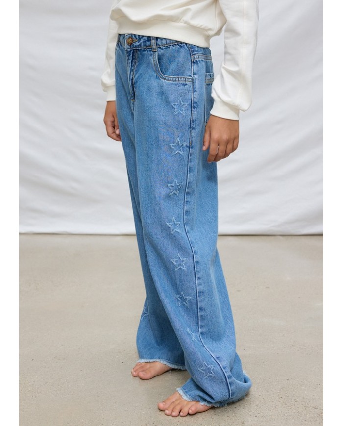 Bernumode | Mayoral: Wide jeans for girls €30.17 Flared-style trousers for girls, wide at the hem. Adjustable elastic waistband with buttons on the inside for a better fit. Comfortable and versatile denim fabric, ideal for everyday outfits. Functional front pockets. Functional back pockets.
