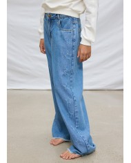 Bernumode | Mayoral: Wide jeans for girls €30.17 Flared-style trousers for girls, wide at the hem. Adjustable elastic waistband with buttons on the inside for a better fit. Comfortable and versatile denim fabric, ideal for everyday outfits. Functional front pockets. Functional back pockets.
