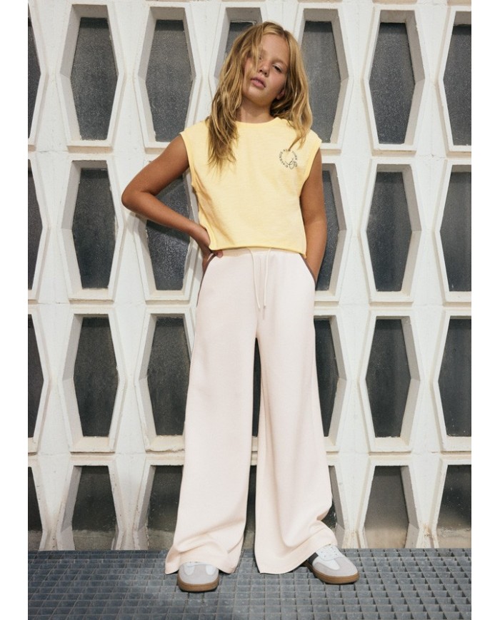 Bernumode | Mayoral: Long trousers for girl €23.55 Flared-style trousers for girls, wide at the hem. Adjustable elastic waistband with buttons on the inside for a better fit. Comfortable and versatile denim fabric, ideal for everyday outfits. Functional front pockets. Functional back pockets.
