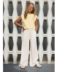 Bernumode | Mayoral: Meiteņu sporta bikses 23,55 € Meitenēm paredzētas bikses ar izplestu stilu, platas apakšmalā. Iekšpusē regulējama gumija ar pogām labākai pielāgošanai. Ērts un viegli kombinējams džinsa audums ikdienas tēliem. Funkcionālas priekšējās kabatas. Funkcionālas aizmugurējās kabatas.