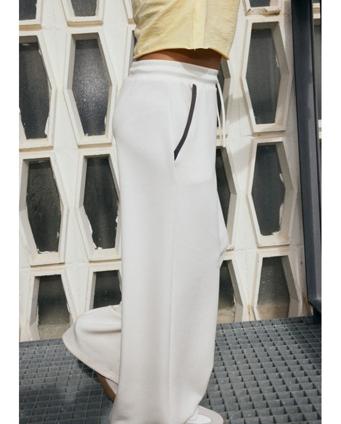 Bernumode | Mayoral: Long trousers for girl €23.55 Flared-style trousers for girls, wide at the hem. Adjustable elastic waistband with buttons on the inside for a better fit. Comfortable and versatile denim fabric, ideal for everyday outfits. Functional front pockets. Functional back pockets.
