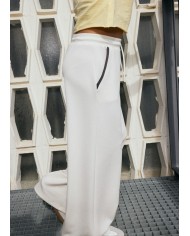 Bernumode | Mayoral: Спортивные брюки на девочку 23,55 € Брюки-клёш для девочки, широкие внизу. Регулируемая эластичная резинка с пуговицами внутри пояса для лучшей посадки. Удобная и универсальная джинсовая ткань для повседневных образов. Функциональные передние карманы. Функциональные задние карманы.