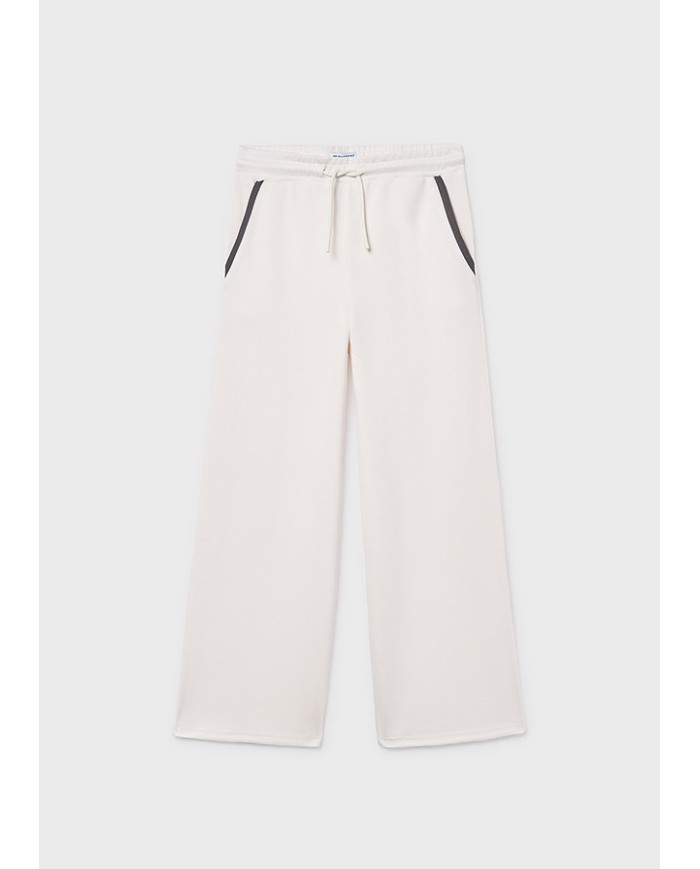 Bernumode | Mayoral: Long trousers for girl €23.55 Flared-style trousers for girls, wide at the hem. Adjustable elastic waistband with buttons on the inside for a better fit. Comfortable and versatile denim fabric, ideal for everyday outfits. Functional front pockets. Functional back pockets.
