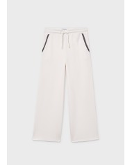 Bernumode | Mayoral: Спортивные брюки на девочку 23,55 € Брюки-клёш для девочки, широкие внизу. Регулируемая эластичная резинка с пуговицами внутри пояса для лучшей посадки. Удобная и универсальная джинсовая ткань для повседневных образов. Функциональные передние карманы. Функциональные задние карманы.