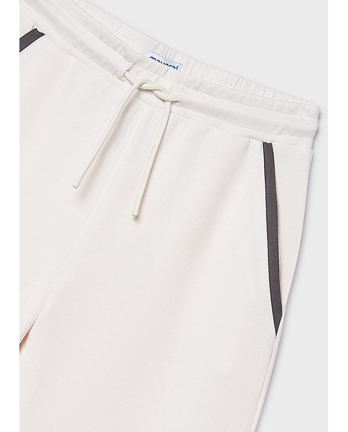 Bernumode | Mayoral: Спортивные брюки на девочку 23,55 € Брюки-клёш для девочки, широкие внизу. Регулируемая эластичная резинка с пуговицами внутри пояса для лучшей посадки. Удобная и универсальная джинсовая ткань для повседневных образов. Функциональные передние карманы. Функциональные задние карманы.