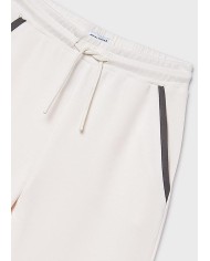 Bernumode | Mayoral: Спортивные брюки на девочку 23,55 € Брюки-клёш для девочки, широкие внизу. Регулируемая эластичная резинка с пуговицами внутри пояса для лучшей посадки. Удобная и универсальная джинсовая ткань для повседневных образов. Функциональные передние карманы. Функциональные задние карманы.