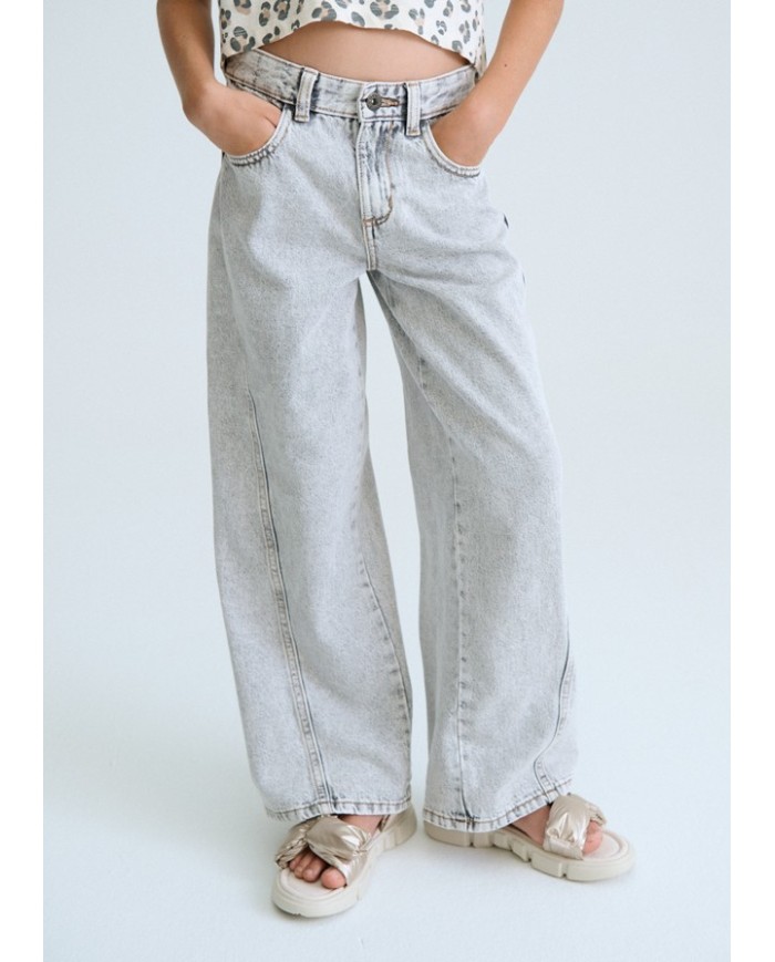 Bernumode | Mayoral: Wide jeans for girls €27.19 Flared-style trousers for girls, wide at the hem. Adjustable elastic waistband with buttons on the inside for a better fit. Comfortable and versatile denim fabric, ideal for everyday outfits. Functional front pockets. Functional back pockets.
