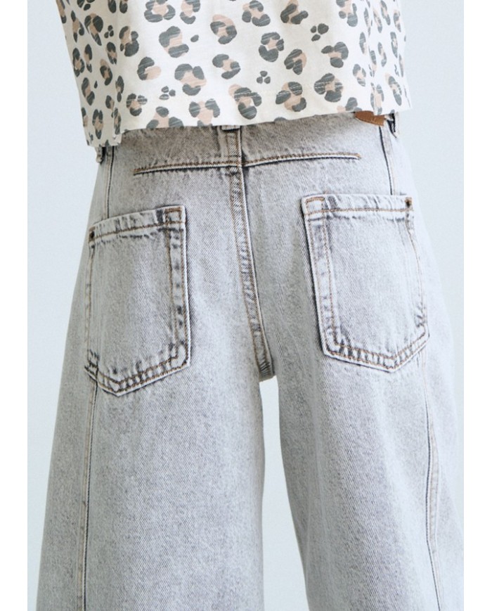 Bernumode | Mayoral: Wide jeans for girls €27.19 Flared-style trousers for girls, wide at the hem. Adjustable elastic waistband with buttons on the inside for a better fit. Comfortable and versatile denim fabric, ideal for everyday outfits. Functional front pockets. Functional back pockets.
