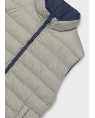 Bernumode | Mayoral: 2-сторонняя жилетка на мальчика 34,30 € Содержит переработанный полиэстер. Жилет для мальчика. Воротник с капюшоном. Центральная застёжка на молнию спереди. Мягкая подкладка из полиэстера. Функциональные передние карманы.