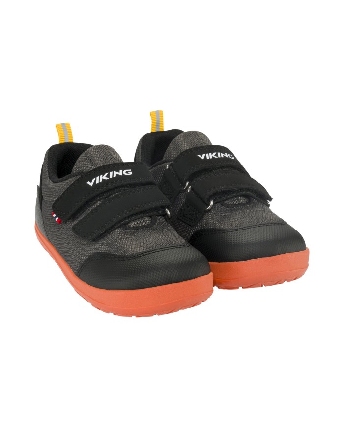 Bernumode | VIKING: Alv Barefoot Paw 2V – Apavi pirmajiem soļiem 35,95 € Ļaujiet jūsu mazulim droši sper pirmos, vēl nedrošos soļus ar Alv Barefoot Paw 2V. Balstoties uz plašiem pētījumiem, tostarp vairāk nekā 10 000 bērnu pēdu skenēšanu, šie ideālie «pirmie soļi» apavi ir īpaši pielāgoti augošām pēdām. Tie ir aprīkoti ar zemu zoli (zero-drop), kas tur papēdi un pirkstus vienā līmenī, veicinot dabisku stāju un veselīgu staigāšanas mehāniku bez liekas slodzes. Elastīga, plāna zolīte uzlabo sajūtu ar virsmu, stiprina pēdu muskuļus un uzlabo līdzsvaru un motoriku. Divas līplentes nodrošina drošu piegulumu, bet izturīgā, teksturētā gumijas zole nodrošina lielisku saķeri. Paw Collection dizains vērš uzmanību uz apdraudētajiem dzīvniekiem, ļaujot mazajiem sper nozīmīgus soļus ar savu iecienītāko dzīvnieku rakstu uz kājām.



 


Izmērs
20
21
22
23
24
25


Iekšzoles garums mm
129
136
142
149
155
162







 


