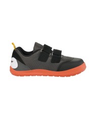 Bernumode | VIKING: Alv Barefoot Paw 2V – Apavi pirmajiem soļiem 35,95 € Ļaujiet jūsu mazulim droši sper pirmos, vēl nedrošos soļus ar Alv Barefoot Paw 2V. Balstoties uz plašiem pētījumiem, tostarp vairāk nekā 10 000 bērnu pēdu skenēšanu, šie ideālie «pirmie soļi» apavi ir īpaši pielāgoti augošām pēdām. Tie ir aprīkoti ar zemu zoli (zero-drop), kas tur papēdi un pirkstus vienā līmenī, veicinot dabisku stāju un veselīgu staigāšanas mehāniku bez liekas slodzes. Elastīga, plāna zolīte uzlabo sajūtu ar virsmu, stiprina pēdu muskuļus un uzlabo līdzsvaru un motoriku. Divas līplentes nodrošina drošu piegulumu, bet izturīgā, teksturētā gumijas zole nodrošina lielisku saķeri. Paw Collection dizains vērš uzmanību uz apdraudētajiem dzīvniekiem, ļaujot mazajiem sper nozīmīgus soļus ar savu iecienītāko dzīvnieku rakstu uz kājām.



 


Izmērs
20
21
22
23
24
25


Iekšzoles garums mm
129
136
142
149
155
162







 


