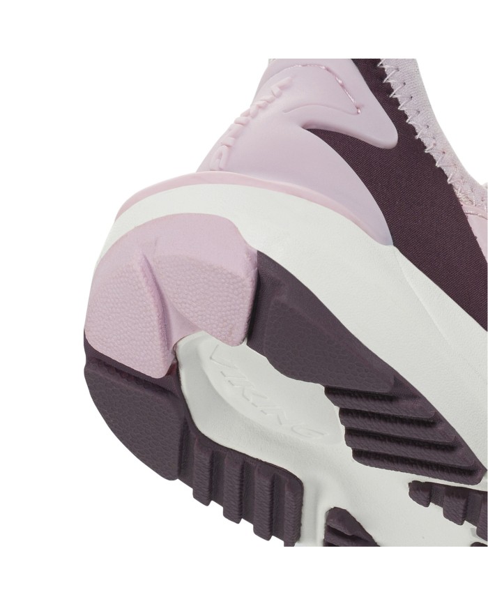 Bernumode | VIKING: QuickGo EL – Viegli uzvelkami un novelkami apavi (slip on/off) 47,52 € Inovatīvais QuickGo EL dizains ļauj bērniem viegli uzvilkt un novelkt apavus patstāvīgi. Izvirzīts plastmasas elements ārējā papēža daļā ļauj ieiet apavos bez rokām — pietiek, ka uz tā uzkāpj ar otru kāju, savukārt augšdaļa pavēršas uz āru, novēršot neērtu saritināšanos. Iekšpusē putu apkakle mīkstina kontaktu ar cieto plastiku un uztur pēdu drošā stāvoklī. Viegla un plata EVA viduszole amortizē katru soli, bet elastīga gumijas ārējā zole nodrošina lielisku saķeri.

  


Izmērs
25
26
27
28
29
30
31
32
33
34
35
36
37
38
39


Iekšzoles garums mm
155
161
168
175
181
188
195
201
208
215
221
228
235
241
248






 


