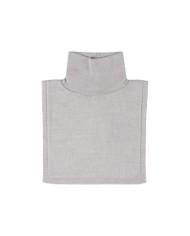 Bernumode | LENNE: Вязаная манишка  из смеси шерсти мериноса  FREE 13,97 € 
Отличный аксессуар для детей, которые любят играть на улице! Эта манишка надежно удерживается на шее, поддерживая тепло в области груди и верхней части спины. Для дошкольников всегда выбирайте манишку вместо традиционного шарфа, чтобы обеспечить безопасность и сохранить шею покрытой, даже при самых активных играх.
Один размер подходит детям с окружностью головы 48-50 см.50% шерсть мериноса — мягкий и натуральный материал, который регулирует температуру тела и сохраняет тепло, даже когда становится влажным. Ткань с добавлением мериноса прочная, дышащая и комфортно теплая — идеальный выбор для повседневного ношения в прохладную погоду.


