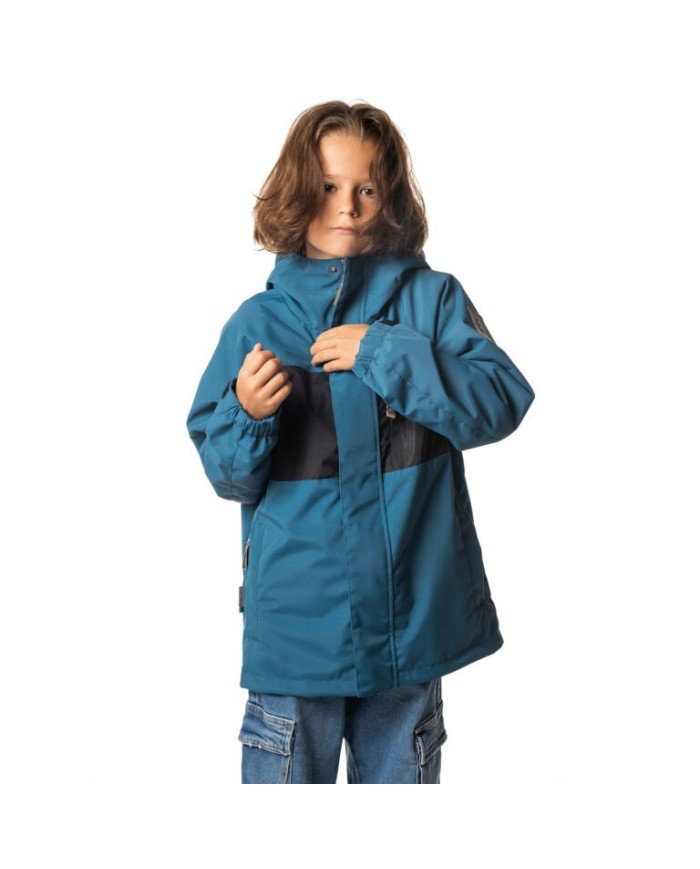 Bernumode | LENNE: Demi Season jacket for boy, KENT (80 g) €94.48 The black reflective fabric detail on the front of the parka makes the child visible in the dark. 

The Le-Company parka, made from weather-resistant ActivePlus fabric, is perfect for school, sports, or hanging out with friends. Finding important items placed in the pockets is extremely convenient for the wearer, thanks to the deep zippered chest and side pockets. On unpredictable spring and autumn days, the extended back keeps the cold away, and a light wadded lining provides extra warmth. In case of unexpected rain showers, the high collar made of durable fabric and the wind and waterproof hood also offer protection. The parka’s fabric does not deform and withstands regular washing, retaining its original properties.


