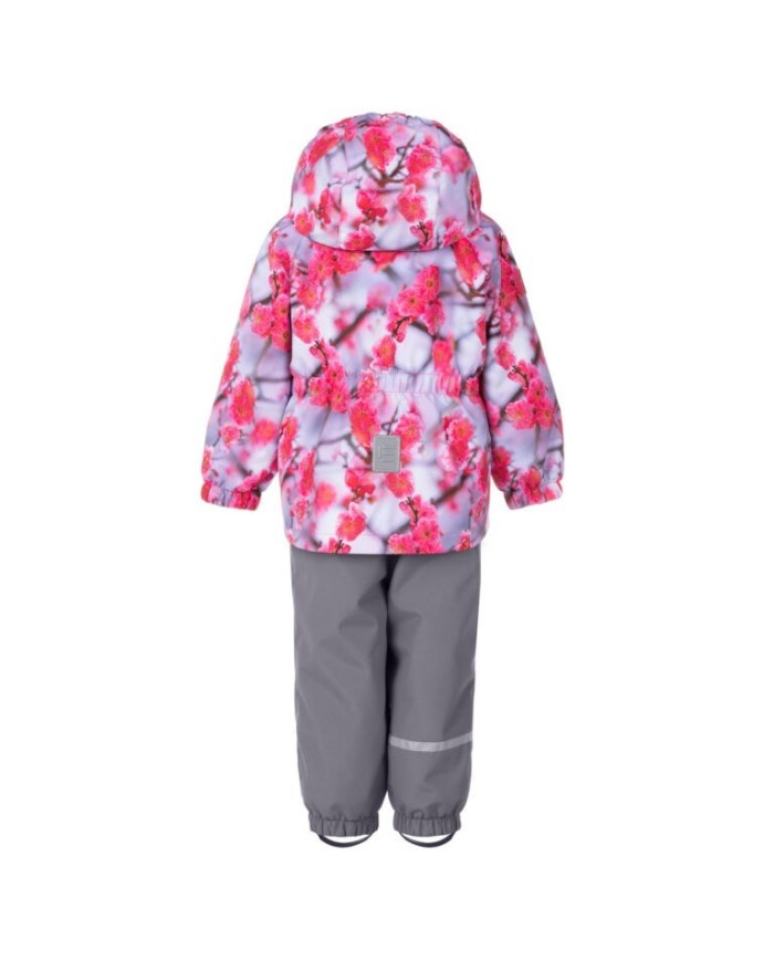 Bernumode | LENNE: Демисезонный комплект ROZA 80 г +  45 г 79,27 € Этот комплект из водонепроницаемой ткани Active подойдет для маленьких девочек, которые любят активный отдых на улице и не боятся промокнуть. Водонепроницаемая поверхность ткани прочная и удобная, так как защищает от ветра и дождя, не деформируется и выдерживает регулярную стирку, сохраняя свои первоначальные качества. Если надеть под куртку ветро- и водонепроницаемые брюки, то получится идеальный выбор для повседневных игр на свежем воздухе. В дизайне изделия присутствуют светоотражающие детали, которые делают вашего ребенка заметным даже в темное время суток. Безопасный капюшон на кнопках отстегивается от изделия, если застрянет.
 Водяной столб: 5 000/10 000 мм 
Дышащий: 5 000/10 000 г/м2/24ч 
Комплект, защищающий от непогоды, с очаровательным принтом в верхней части, подходит для ношения в весенне-осенний период.



Верхняя часть Active и нижняя часть Active+. Наши высокотехнологичные ткани имеют водонепроницаемую мембрану, которая не дает воде проникать сквозь изделие. В то же время они обладают способностью испарять пот. ◆Водонепроницаемость: водяной столб 5000/10 000 мм ◆Воздухопроницаемость: скорость пропускания водяного пара 5000/10 000 г/м²/24 ч ◆Ветроустойчивость: воздухопроницаемость 0 л/м²с ◆Водо- и грязеотталкивающие свойства: покрытие DWR (Durable Water Repellent)




Утеплитель WARM ** — лучший выбор для прохладной погоды. Идеально подходит для температур ...0 °C. Этот утеплитель изготовлен из переработанных материалов, что снижает потребность в чрезмерном потреблении природных ресурсов. Совет: проверьте «ощущаемую» температуру. Такие факторы, как ветер и влажность, играют большую роль в том, насколько холодно вы себя чувствуете, и вам может потребоваться использовать дополнительный слой.



Петля для крепления отражателя.

