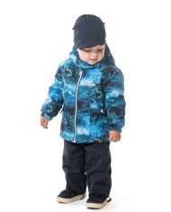 Bernumode | LENNE: Демисезонный комплект DONALD 80 г +  45 г 74,32 € Влагостойкий комплект с отражающим принтом на верхней части идеально подходит для ношения в весенне-осенний период ⭐
Комплект для мальчика из водонепроницаемой ткани — универсальный и практичный наряд с ранней весны до поздней осени. Надевая ветрозащитные и водонепроницаемые брюки под куртку, вы получаете отличный вариант для повседневных уличных игр. Если надеть куртку поверх джинсов или более «нарядных» брюк — получится очень удобная и стильная верхняя одежда для города. У куртки есть боковой карман на молнии, где ребёнок может безопасно хранить, например, тонкие перчатки. Ткань с водоотталкивающим покрытием защищает от ветра и дождя, не деформируется и хорошо переносит частые стирки, сохраняя свои первоначальные свойства. Капюшон, крепящийся на кнопки, безопасен: при зацеплении легко отстёгивается.
Водяной столб: 5 000/10 000 ммПаропроницаемость: 5 000/10 000 г/м²/24ч
Верхняя часть — Active, нижняя часть — Active+. Наши высокотехнологичные ткани имеют водонепроницаемую мембрану, которая не пропускает воду внутрь, но при этом позволяет испаряться влаге от тела.◆ Водоотталкиваемость: водяной столб 5 000/10 000 мм◆ Паропроницаемость: 5 000/10 000 г/м²/24ч◆ Ветроустойчивость: воздухопроницаемость 0 л/м²/с◆ Защита от воды и грязи: покрытие DWR (Durable Water Repellent)
Утеплитель WARM — лучшее решение для прохладной погоды. Идеален при температуре около 0 °C. Наполнитель изготовлен из переработанных материалов, что снижает потребление природных ресурсов.🔍 Совет: обращайте внимание на температуру «по ощущениям» — ветер и влажность могут значительно повлиять на восприятие холода, и в таких условиях может потребоваться дополнительный слой одежды.
Петля для крепления светоотражателя.
