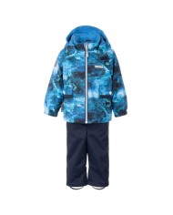 Bernumode | LENNE: Демисезонный комплект DONALD 80 г +  45 г 74,32 € Влагостойкий комплект с отражающим принтом на верхней части идеально подходит для ношения в весенне-осенний период ⭐
Комплект для мальчика из водонепроницаемой ткани — универсальный и практичный наряд с ранней весны до поздней осени. Надевая ветрозащитные и водонепроницаемые брюки под куртку, вы получаете отличный вариант для повседневных уличных игр. Если надеть куртку поверх джинсов или более «нарядных» брюк — получится очень удобная и стильная верхняя одежда для города. У куртки есть боковой карман на молнии, где ребёнок может безопасно хранить, например, тонкие перчатки. Ткань с водоотталкивающим покрытием защищает от ветра и дождя, не деформируется и хорошо переносит частые стирки, сохраняя свои первоначальные свойства. Капюшон, крепящийся на кнопки, безопасен: при зацеплении легко отстёгивается.
Водяной столб: 5 000/10 000 ммПаропроницаемость: 5 000/10 000 г/м²/24ч
Верхняя часть — Active, нижняя часть — Active+. Наши высокотехнологичные ткани имеют водонепроницаемую мембрану, которая не пропускает воду внутрь, но при этом позволяет испаряться влаге от тела.◆ Водоотталкиваемость: водяной столб 5 000/10 000 мм◆ Паропроницаемость: 5 000/10 000 г/м²/24ч◆ Ветроустойчивость: воздухопроницаемость 0 л/м²/с◆ Защита от воды и грязи: покрытие DWR (Durable Water Repellent)
Утеплитель WARM — лучшее решение для прохладной погоды. Идеален при температуре около 0 °C. Наполнитель изготовлен из переработанных материалов, что снижает потребление природных ресурсов.🔍 Совет: обращайте внимание на температуру «по ощущениям» — ветер и влажность могут значительно повлиять на восприятие холода, и в таких условиях может потребоваться дополнительный слой одежды.
Петля для крепления светоотражателя.
