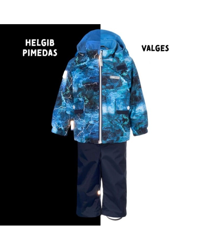 Bernumode | Lenne: Starpsezonas komplekts DONALD 80 g +  45 g 74,32 € 

Laikapstākļu izturīgs komplekts ar atstarojošu apdruku augšdaļā ir piemērots valkāšanai pavasara-rudens periodā ⭐
Zēnu komplekts no ūdensnecaurlaidīga auduma ir universāls un praktisks apģērbs no agra pavasara līdz vēlam rudenim. Valkājot vēja un lietus necaurlaidīgas bikses zem jakas, tas ir lieliska izvēle ikdienas āra rotaļām. Uzvelkot jaku virs džinsiem vai elegantākām biksēm, iegūst ļoti ērtu un stilīgu ielas apģērbu. Jakai ir sānu rāvējslēdzēja kabata, kur bērns droši var glabāt, piemēram, plānas cimdus. Audums ar ūdens atgrūdošu pārklājumu pasargā no vēja un lietus, nedeformējas un iztur biežu mazgāšanu, saglabājot savas sākotnējās īpašības. Kapuce ar spiedpogām ir droša — ja aizķeras, tā viegli atdalās.
Ūdens noturība (ūdens stabs): 5 000/10 000 mmElpojamība: 5 000/10 000 g/m²/24h
Augšdaļa — Active, apakšdaļa — Active+. Mūsu augsto tehnoloģiju audumiem ir ūdensnecaurlaidīga membrāna, kas neļauj ūdenim iekļūt, bet vienlaikus ļauj iztvaikot sviedriem.◆ Ūdensizturība: 5 000/10 000 mm◆ Elpojamība: 5 000/10 000 g/m²/24h◆ Vēja noturība: gaisa caurlaidība 0 l/m²/s◆ Aizsardzība pret ūdeni un netīrumiem: DWR pārklājums (Durable Water Repellent)
WARM izolācija — lieliska izvēle vēsā laikā. Ideāli piemērota temperatūrai ap 0 °C. Šis pildījums ir izgatavots no pārstrādātiem materiāliem, tādējādi samazinot dabas resursu pārmērīgu izmantošanu.🔍 Padoms: pārbaudiet “jūtamo” temperatūru. Vējš un mitrums būtiski ietekmē, cik auksti jums šķiet, tāpēc var būt nepieciešams papildu apģērba slānis.
Cilpa atstarotāja piestiprināšanai.






















