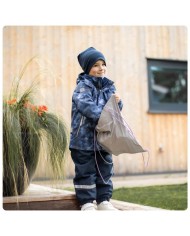 Bernumode | LENNE: Demi Season jacket for boy, WALD (80 g) €74.64 This spring parka, crafted from weatherproof reflective fabric and featuring an extended back, is practical and beautiful ⭐

The windproof and waterproof boys’ parka, made from weather-resistant ActivePlus fabric, is perfect for wearing with both jeans and warmer dungarees. The high-collared jacket features two zippered side pockets where the child can tuck their hands away from the wind or store smaller gloves. Reflective details ensure the child is visible even in the dark.


