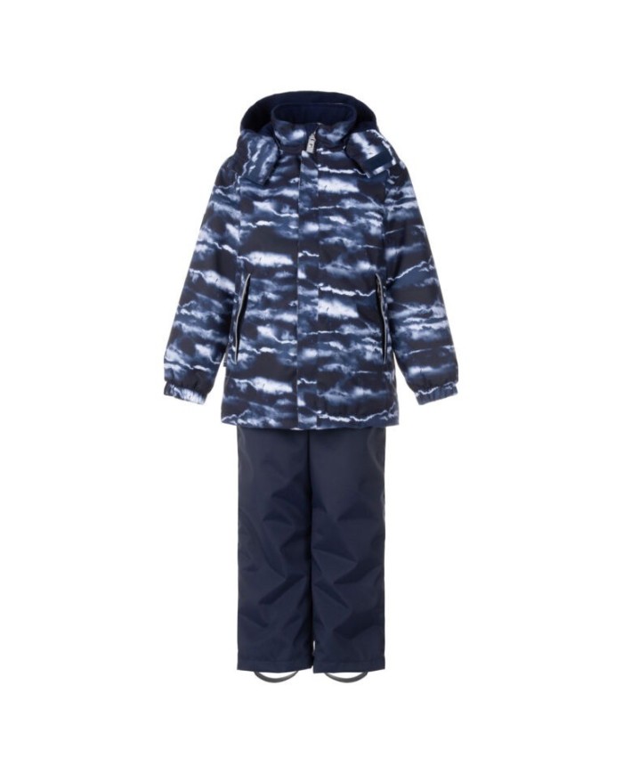 Bernumode | LENNE: Демисезонный комплект TOOMAS 80 г +  45 г 91,25 € Влагозащитный комплект для мальчиков из ткани ActivePlus с ярким принтом — отличный вариант для прогулок на улице в весенне-осенний сезон ⭐
Этот детский комплект из устойчивой к погодным условиям ткани — универсальная и практичная одежда с ранней весны до поздней осени. При ношении вместе с входящими в комплект ветрозащитными и водонепроницаемыми полукомбинезонными брюками под курткой он становится идеальным выбором для ежедневных игр на улице. Если же сочетать куртку с джинсами или более классическими брюками, получится очень удобный и стильный повседневный образ. Куртка оснащена двумя карманами на кнопках, куда ребёнок может спрятать руки от ветра или безопасно положить небольшие перчатки. Ткань с водонепроницаемым покрытием защищает от ветра и дождя, не деформируется и выдерживает регулярные стирки, сохраняя свои первоначальные свойства. Капюшон на кнопках безопасен — если он зацепится, он отстёгивается от изделия.
Высокотехнологичная ткань Active+ обеспечивает максимальную защиту даже в самую переменчивую погоду — её мембрана водонепроницаемая и при этом «дышащая», позволяя влаге выводиться от тела. Водостойкость 10 000 мм, паропроницаемость 10 000 г/м²/24 ч, защита от ветра и водоотталкивающая поверхность с обработкой DWR помогают сохранять тепло и сухость в любой ситуации. Водоотталкивающая пропитка без PFC.
ТЁПЛЫЙ — подходит для прохладной погоды до 0 °C. Утеплитель изготовлен из переработанных материалов.
Петелька для крепления светоотражателя.
