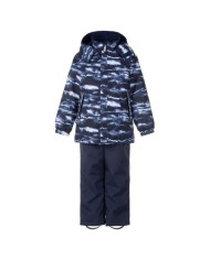 Bernumode | Lenne: Starpsezonas komplekts TOOMAS 80 g +  45 g 91,25 € Laikapstākļiem izturīgs zēnu komplekts no ActivePlus auduma ar jautru apdruku – lieliski piemērots valkāšanai ārā pavasara–rudens sezonā ⭐
Šis bērnu komplekts, kas izgatavots no laikapstākļiem izturīga auduma, ir daudzpusīgs un praktisks apģērbs no agra pavasara līdz vēlam rudenim. Valkājot kopā ar komplektā iekļautajām vēja un lietus necaurlaidīgajām puskombinezona biksēm zem jakas, tas ir ideāls risinājums ikdienas rotaļām ārā. Savukārt jaku kombinējot ar džinsiem vai klasiskākām biksēm, iegūst ļoti ērtu un stilīgu ikdienas tērpu. Jakai ir divas kabatas ar spiedpogām, kur bērni var paslēpt rokas no vēja vai droši ielikt mazākus cimdus. Audums ar ūdensnecaurlaidīgu pārklājumu aizsargā no vēja un lietus, nedeformējas un iztur regulāru mazgāšanu, saglabājot savas sākotnējās īpašības. Kapuce ar spiedpogām ir droša – ja tā aizķeras, tā atvienojas no apģērba.
Augsto tehnoloģiju Active+ audums nodrošina maksimālu aizsardzību pat mainīgos laikapstākļos – tā membrāna ir ūdensnecaurlaidīga, bet vienlaikus elpojoša, ļaujot mitrumam izkļūt no ķermeņa. Ar ūdensizturību 10 000 mm, elpojamību 10 000 g/m²/24 h, vēja necaurlaidību un DWR apstrādātu ūdeni atgrūdošu virsmu tas palīdz saglabāt siltumu un sausumu jebkurā situācijā. PFC nesaturošs ūdeni atgrūdošs pārklājums.
SILTS – piemērots vēsam laikam līdz 0 °C. Polsterējums izgatavots no pārstrādātiem materiāliem.
Cilpiņa atstarotāja piestiprināšanai.




















